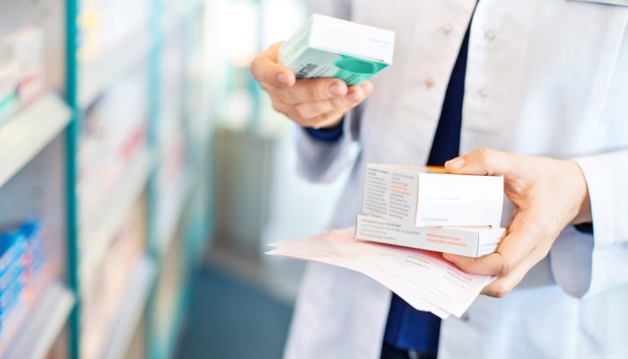 药剂师的手从架子上取药